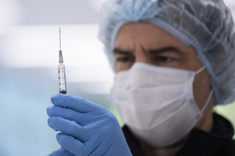 輝瑞是澳洲民眾除AZ疫苗之外唯一選項，但目前供應量相當有限，圖為一名準備輝瑞疫苗針劑的醫護人員。美聯社