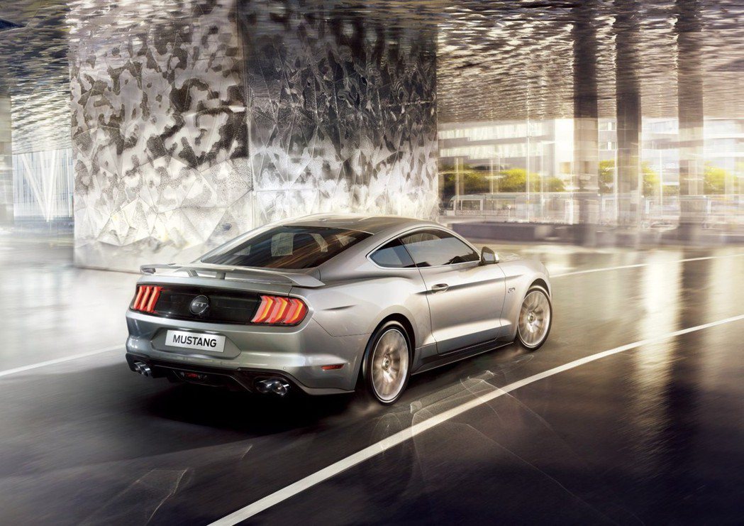 2021年式New Ford Mustang全車系燈具全採用LED燈具組，車尾標...