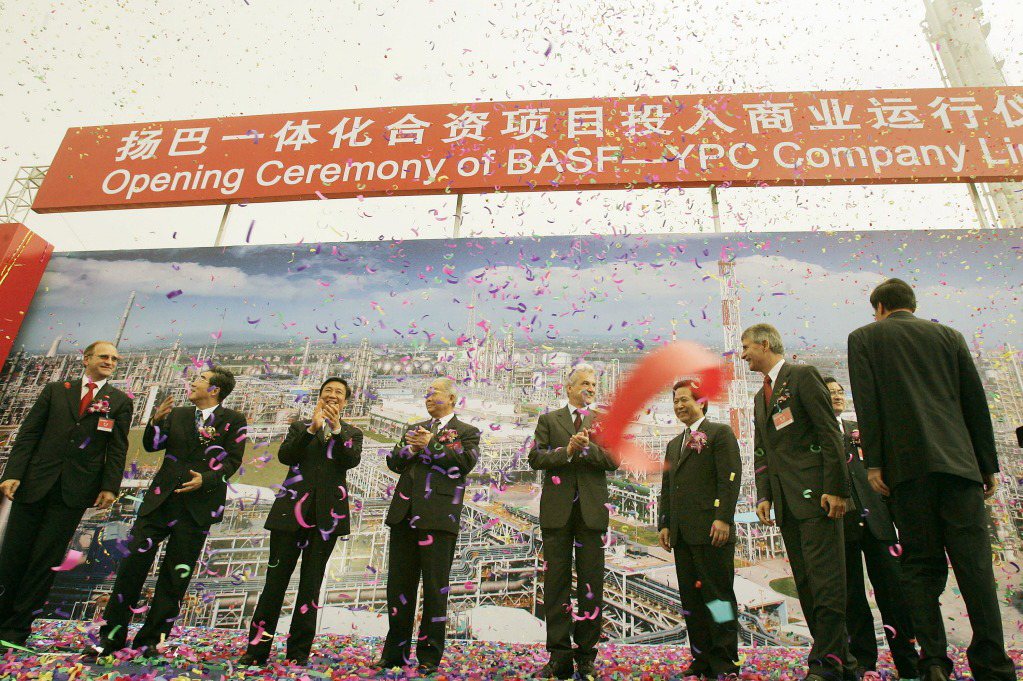 德商巴斯夫與中國揚子石化於2005年慶祝「揚巴一體化投入商業化」。 圖／美聯社