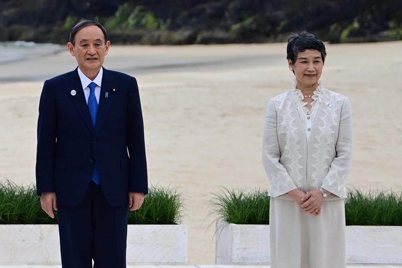 過去30幾年鮮少露面、不沾染政治的菅真理子（右），兩度陪伴菅義偉的首相出訪，外交禮儀和社交氣質出眾。 歐新社