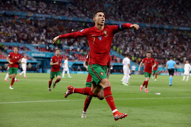 歐洲國家盃（Euro 2020）葡萄牙對法國之戰，球星Ｃ羅踢進個人第109顆國際賽進球，追平伊朗傳奇球星達艾（Ali Daei）保有的史上國際賽進球紀錄。 路透社
