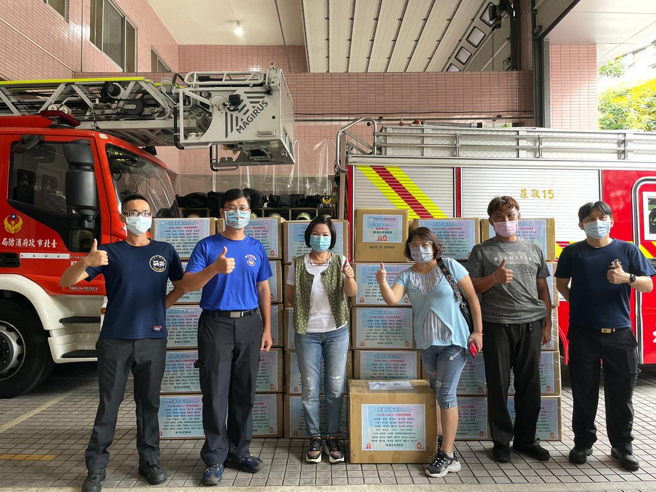 藝人楊貴媚（左3）日前號召藝人共同購買消防防疫物資捐贈給雙北市消防局的打火兄弟，台北市消防局由第二大隊大隊長洪超倫（左2）代表收下。圖／貴媚經紀人提供