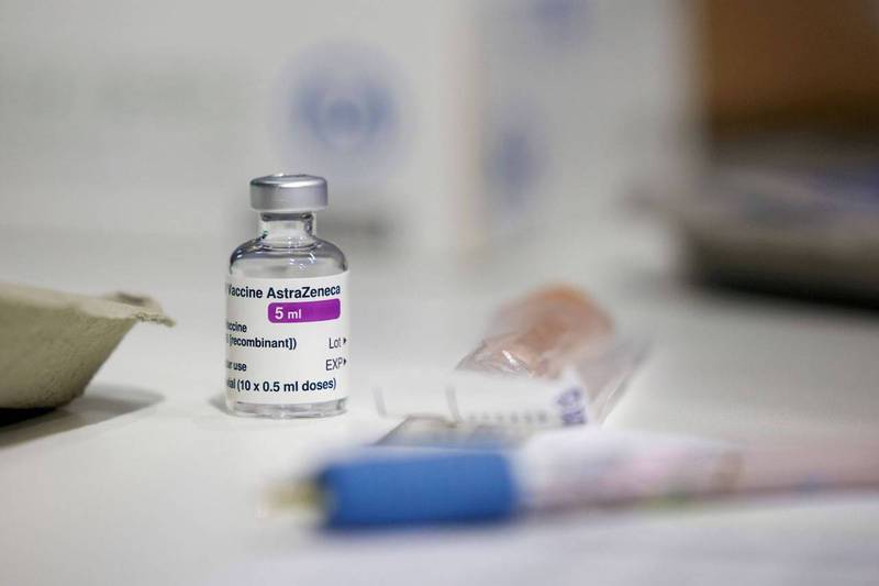 AZ疫苗因與血栓副作用的關聯性而持續引發爭議。對此澳洲政府23日更新疫苗供給時程計畫，隨著60歲以上人口將全部接種完成，10月起改為以輝瑞／BNT和莫德納疫苗為接種主力，AZ疫苗則將暫時擱置。路透