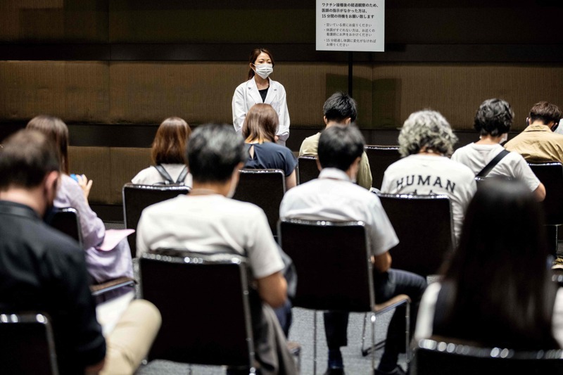 日本公司行號本周起等設置集體施打疫苗的會場。法新社