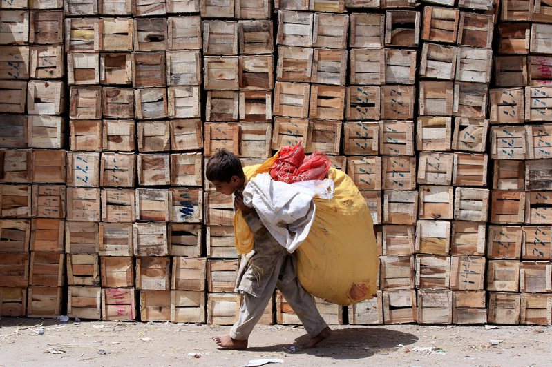 聯合國國際勞工組織（ILO）本月公布報告指出，全球童工20年來首次增加，達到1.6億人，圖為巴基斯坦柏夏瓦街頭一名童工扛著資源回收物。歐新社