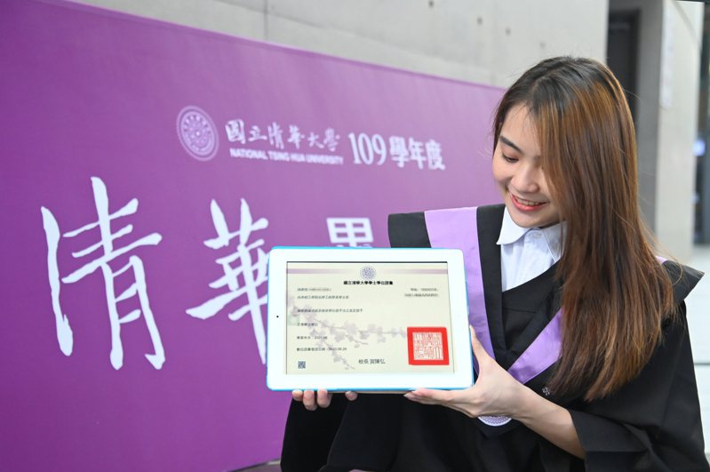國立清華大學畢業生張善恆用平板就可查看數位學位證書。圖／清大提供