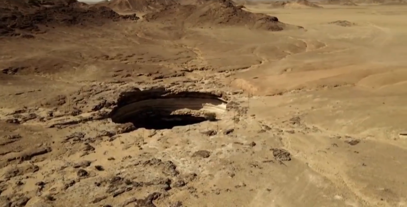 葉門東部的沙漠中有個神秘的洞穴，多年來居民稱其為「地獄之井」，相信深處有惡魔存在。圖擷取自twitter