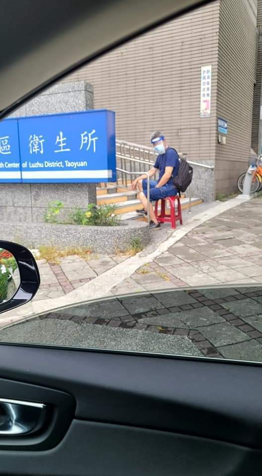 蔣偉文在車上拍下做好防疫的爸爸。圖／摘自臉書