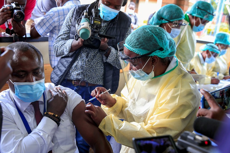據統計，全球近半數疫苗用於高收入國家的16%人口，英美就施打近4億劑；然而整個非洲僅施打4590萬劑，占全球總量僅1.7%。圖為辛巴威一名男性接種新冠疫苗。路透