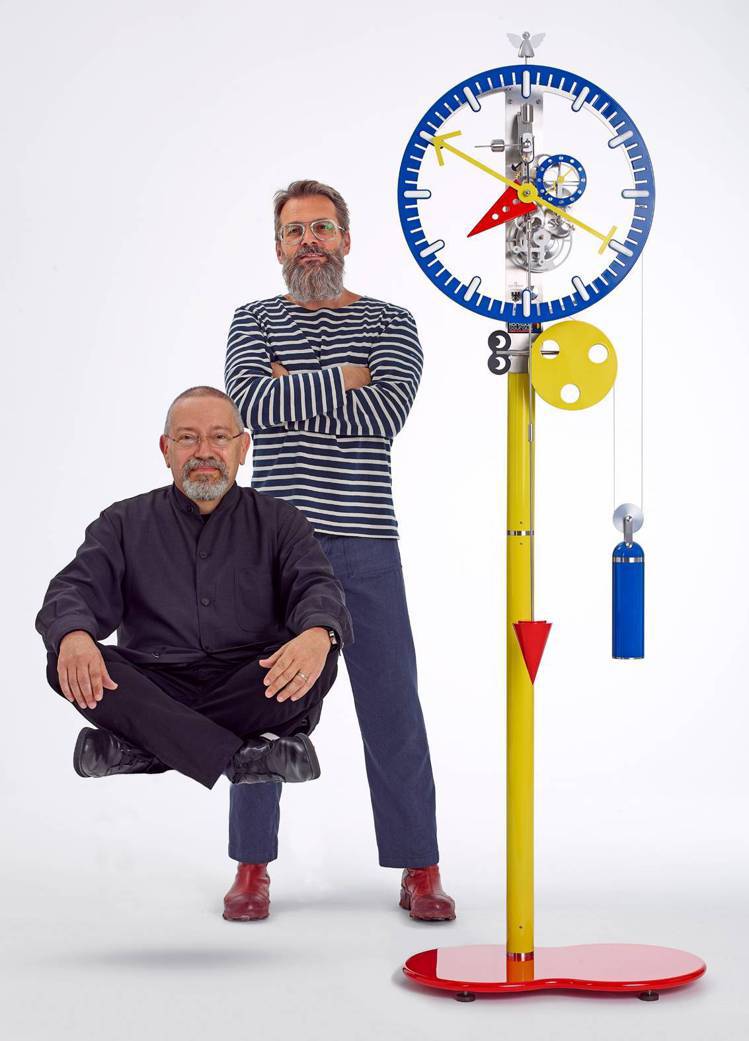 「KB2」直立式大鐘由兩位「老頑童」設計師Philippe Lebru與Alai...