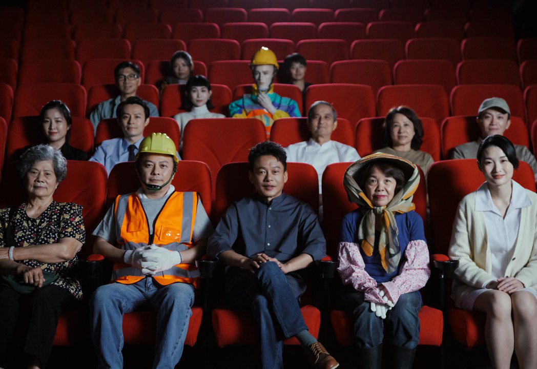 眾多勞工與李康生（右前三）一起坐進影廳，盼迎來更多與勞工相關的影視作品。圖／電影