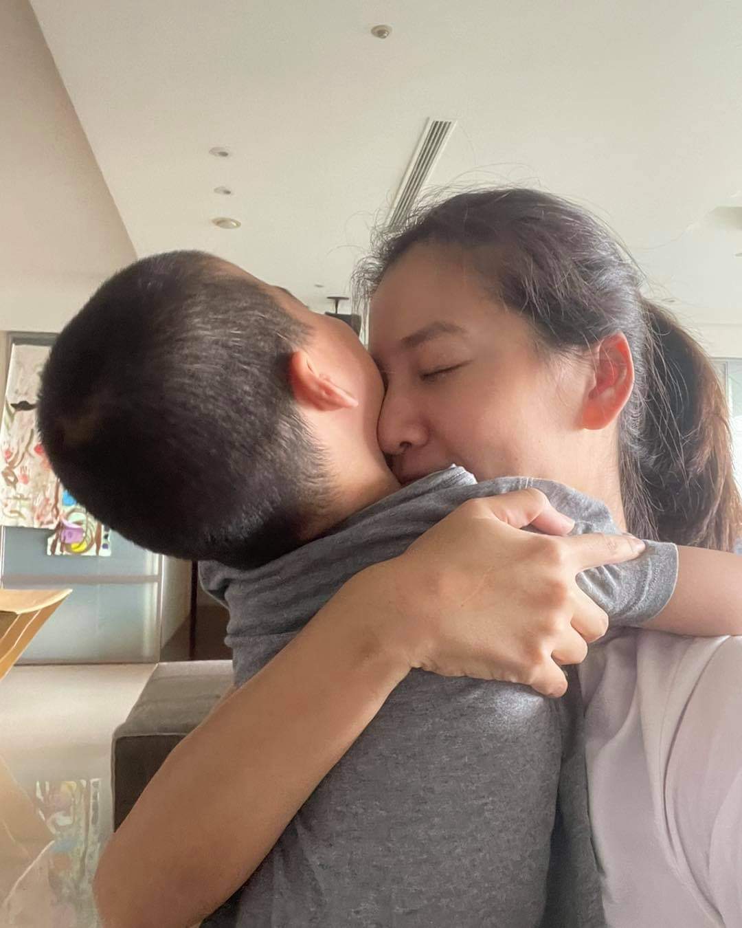 李培禎相隔17天終於可以緊抱兒子。圖／摘自臉書