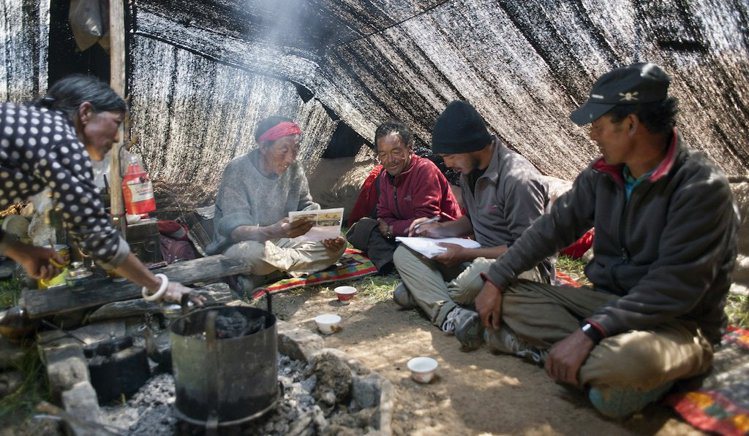 在和有志一同的年青夥伴協力下，Rinzin Phunjok Lama長時間與當地不同機構交流，宣揚保育意識，同時付諸行動。圖 / ROLEX提供。