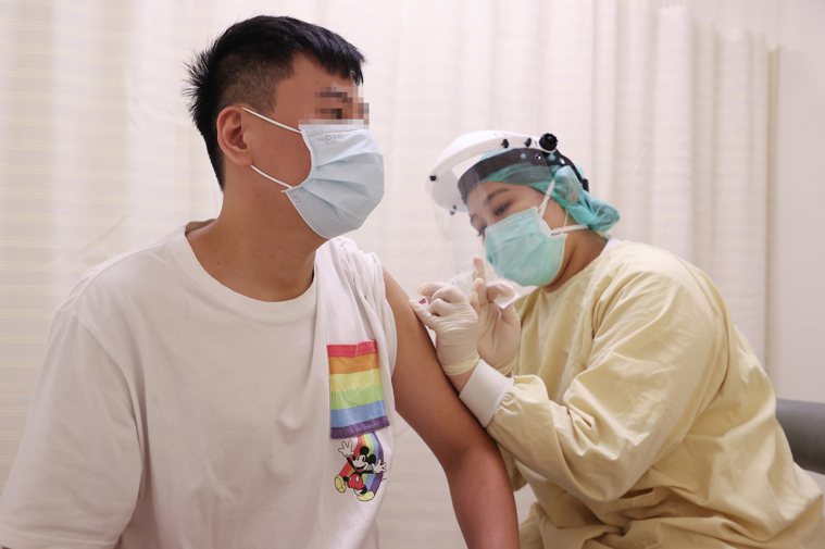 圖為25日亞東醫院為年輕人施打疫苗殘劑。 聯合報系資料照片