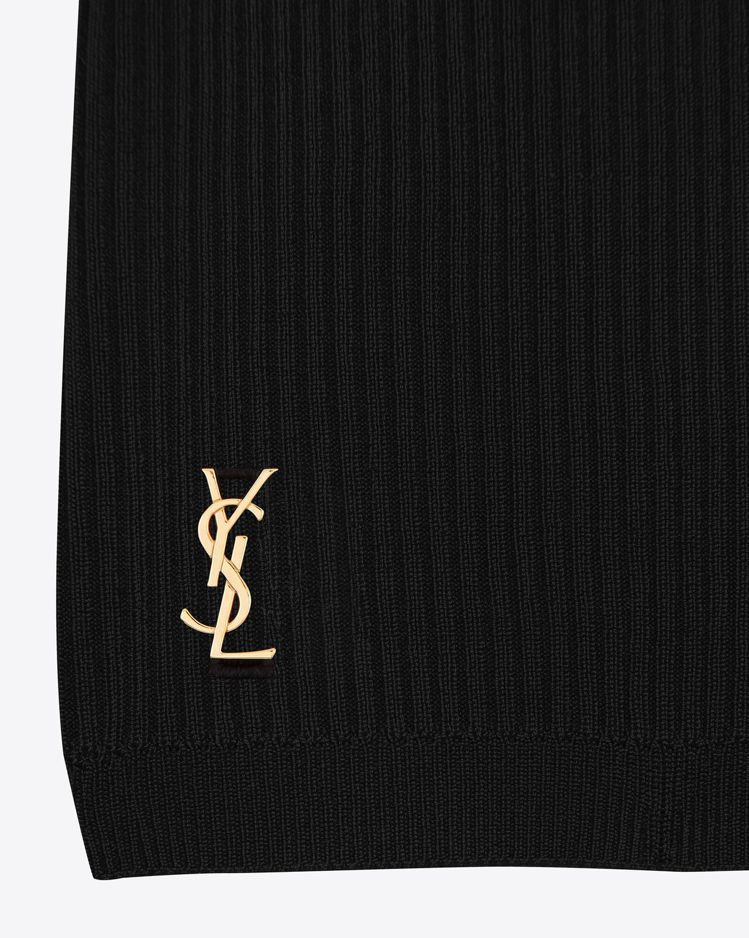 褲腳處鑲綴經典金色YSL標誌，低調簡約。圖／Saint Laurent提供