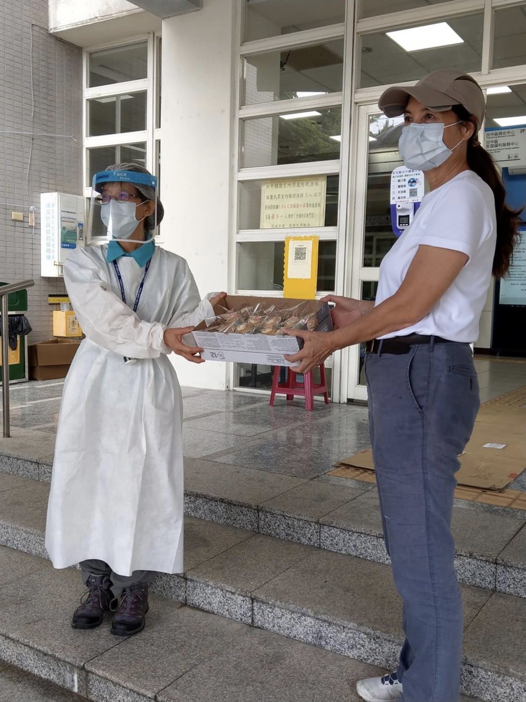 田中鎮名店女人香臭豆腐上周三發起送餐為醫護人員打氣，獲得其他店家一起支持，將餐點...