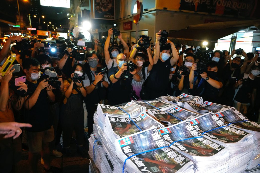 6月24日清晨，最後一期的香港《蘋果日報》出刊。 圖／美聯社