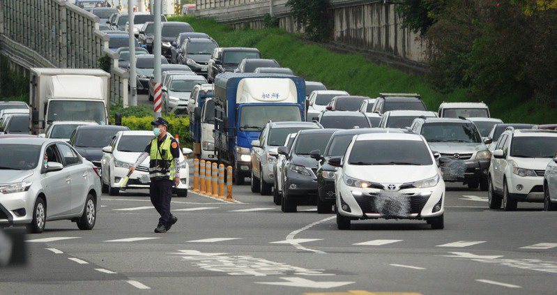 網友發現近日上班車潮增加。交通示意圖。記者記者劉學聖／攝影