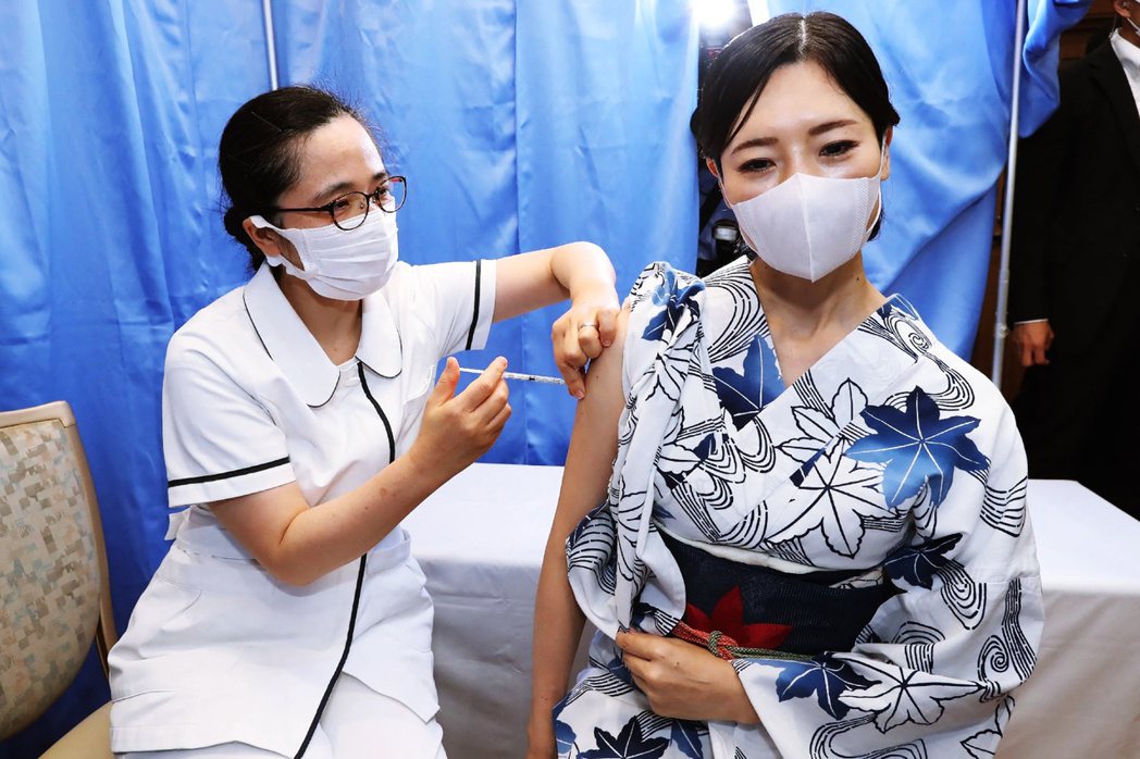日本讀者又怎麼會相信「台灣有反日暴動」、「日本疫苗形同下毒」的說法？圖為東京的疫...