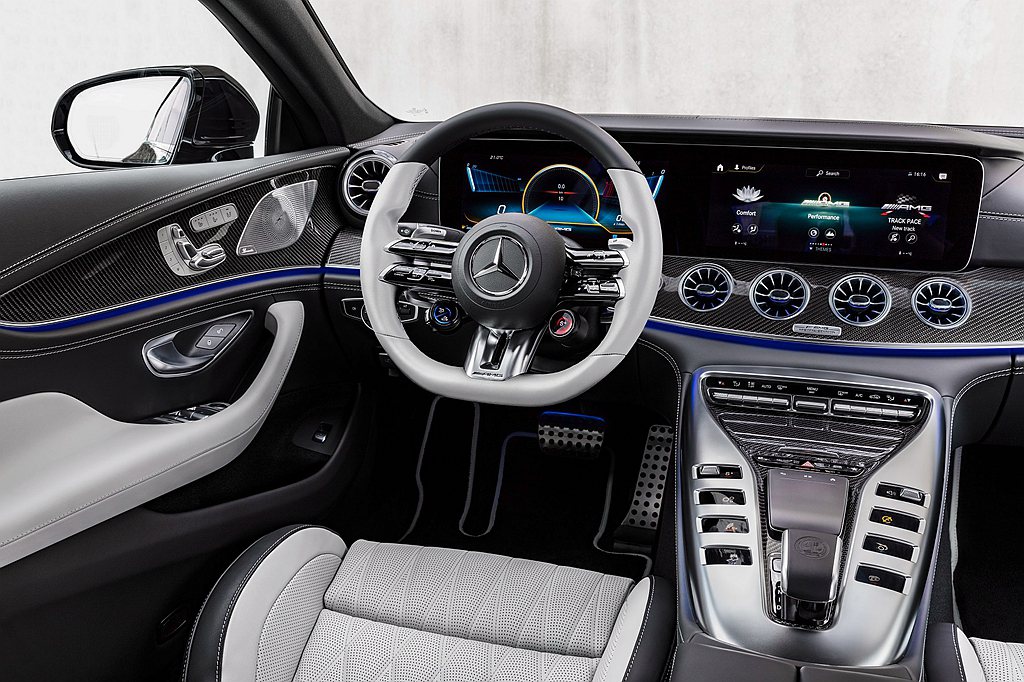 全新世代AMG Performance方向盤，導入電容式設計，能夠靈活操控數位儀...