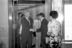 新加坡總理李光耀下午搭機來華訪問3天，行政院長俞國華夫婦等人士在中正國際機場歡迎。圖／聯合報系資料照片