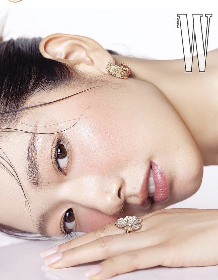 朴信惠配戴梵克雅寶珠寶登上7月的南韓時尚雜誌。圖／取自IG @wkorea