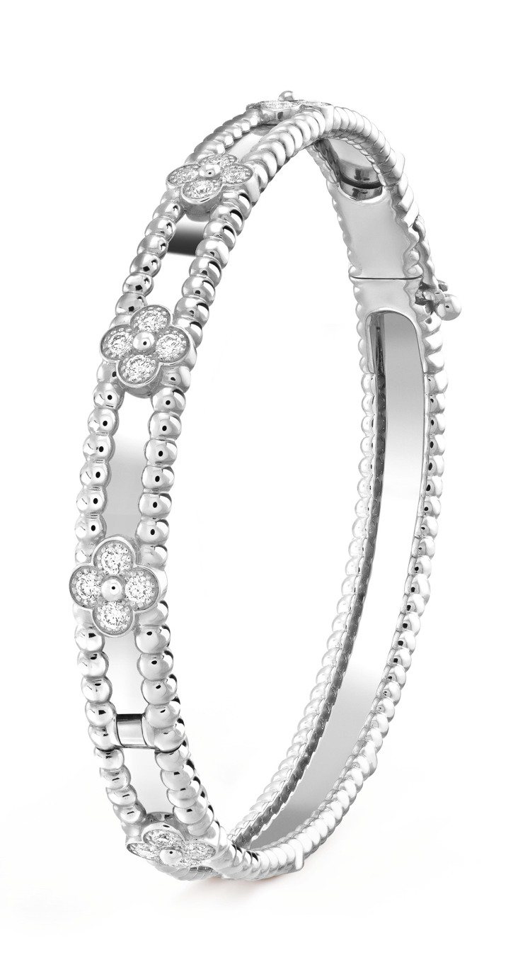 Perlée sweet clovers手鐲，白K金鑲嵌鑽石，約48萬9,000元。圖／梵克雅寶提供