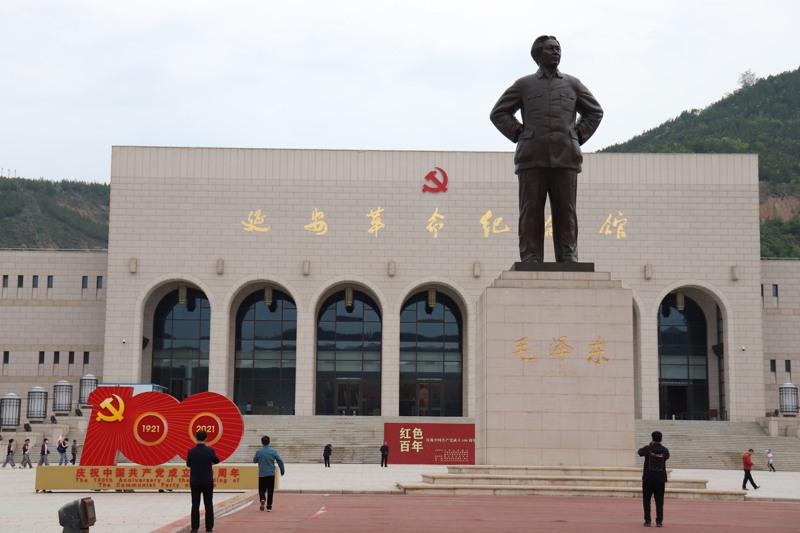 延安革命紀念館成立於一九五○年，是中共建政後最早建立的革命紀念館之一，紀念館前是一尊巨型的毛澤東塑像。記者呂佳蓉／攝影