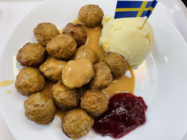 圖為疫前IKEA瑞典餐廳的經典肉丸餐點。圖／編輯攝影