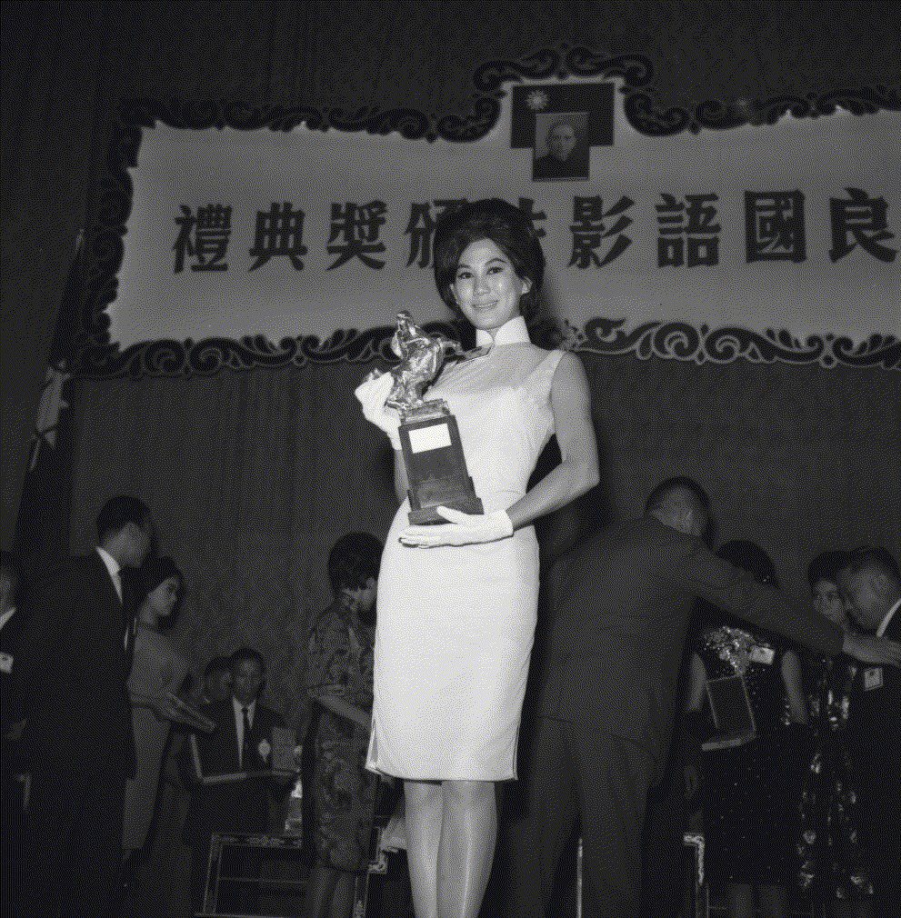 第二屆金馬獎於台北國光戲院隆重登場。1963年憑藉《梁山伯與祝英台》風靡全台的演員凌波，訪台親領最佳演員特別獎。 圖／聯合報系資料圖庫