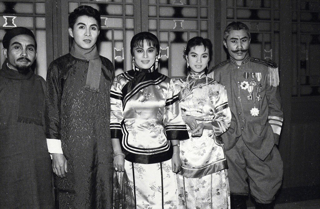 1961年1月18日，《狄四娘》於國光戲院演出，圖右二起為演員江繡雲與穆虹。 圖／聯合報系資料圖庫