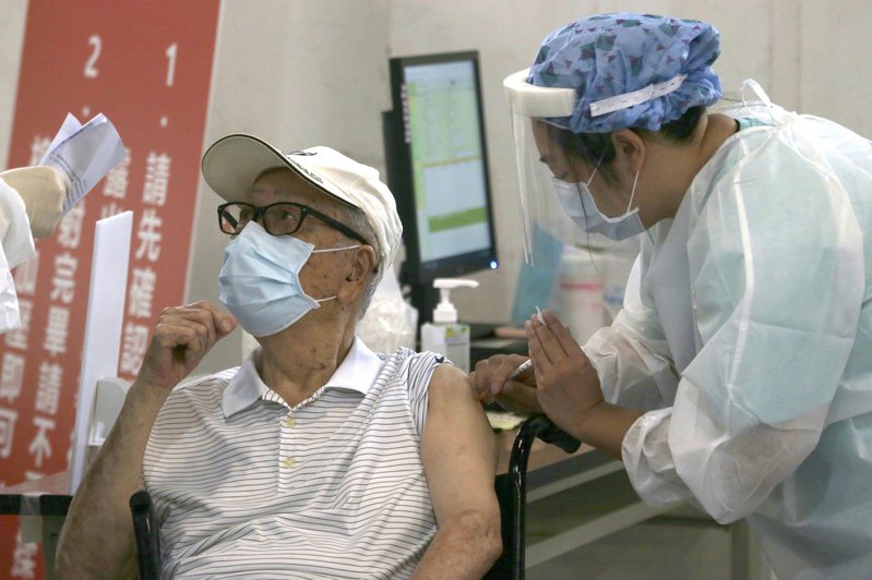 台北市一名長者在松山文創園區接種AZ疫苗。美聯社