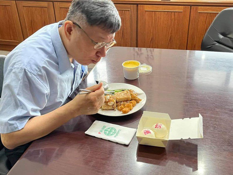 台北市長柯文哲近日外帶港點，沒想到該店家卻遭綠粉大舉出征。圖╱摘自添好運臉書