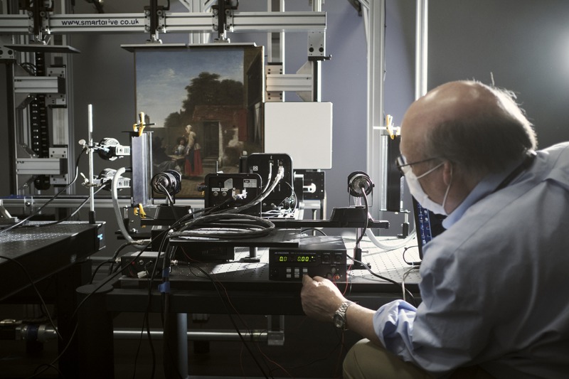 美國國家藝廊資深造影科學家狄拉尼，準備以高光譜攝影機掃描荷蘭畫家霍赫的作品。紐約時報