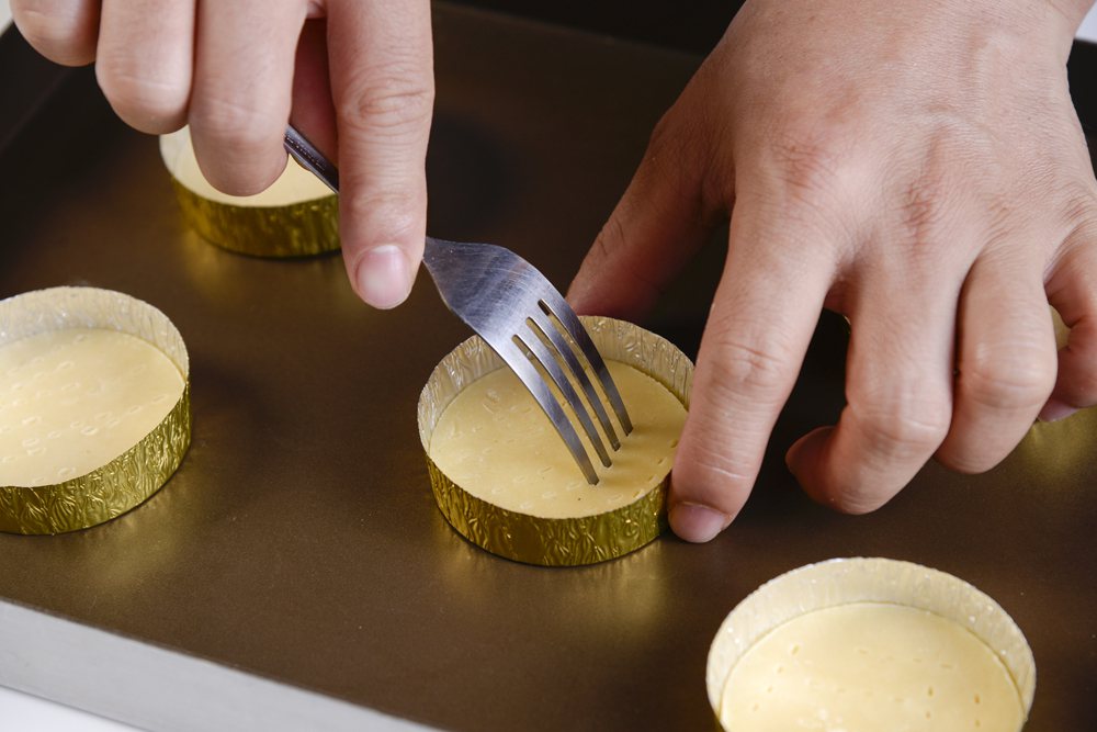巴斯克葡萄餅乾：放入塔皮，使用叉子叉洞。 圖／優品文化 提供