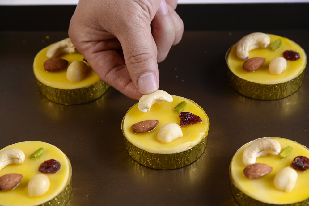 巴斯克葡萄餅乾：刷上蛋黃液裝飾堅果。 圖／優品文化 提供