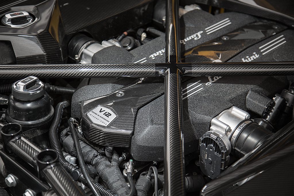 延續傳奇經典，迄今，Lamborghini V12家族車系有超過四款車型，包含Lamborghini SVJ，配載於8,500 rpm時可輸出最大馬力770hp，同時可達720Nm扭力峰值的6.5升V12自然進氣引擎等。 圖／Lamborghini提供