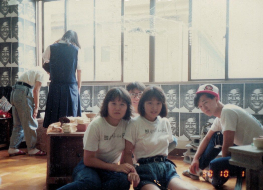 中學時期的塩田千春（左）對繪畫充滿興趣。圖／藝術家及臺北市立美術館提供