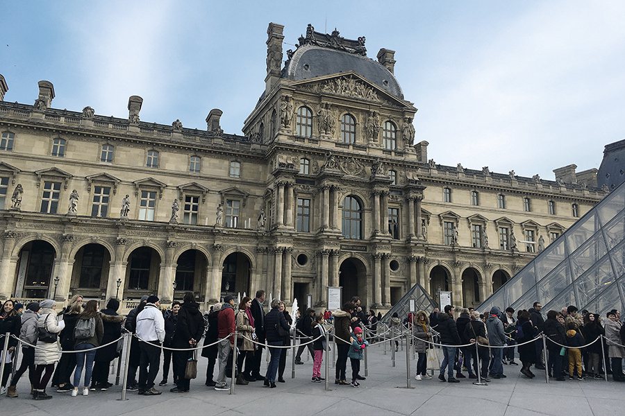 羅浮宮拿破崙廣場上常見的排隊入館人龍　作者方慧潔攝