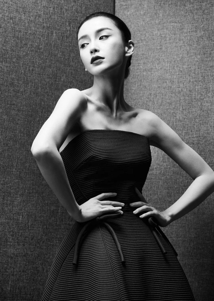 Angelababy身穿以1952年秋冬高級訂製服的「十四行詩」晚禮服，表現建築感的俐落線條。圖／取自DIOR微信公眾號