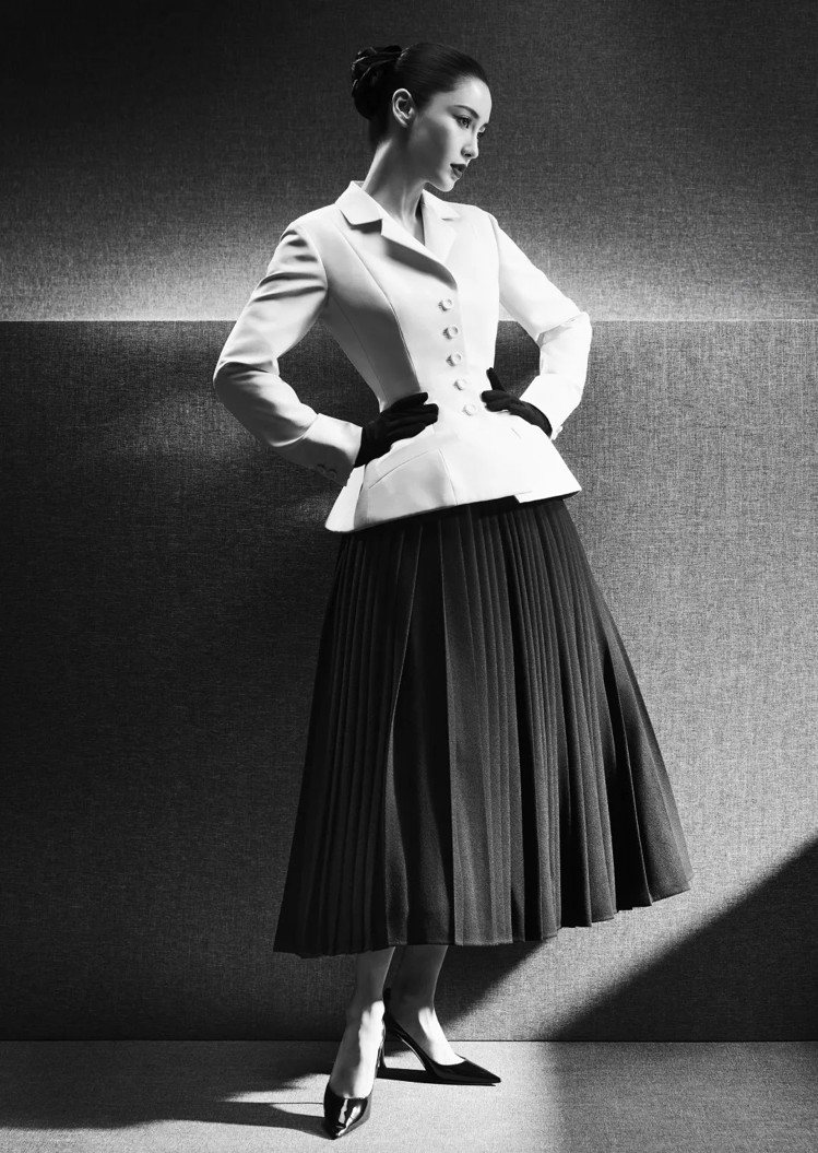 1947年以緊束腰身、柔美肩線強調女性曲線的革命「新風貌」。圖／取自DIOR微信公眾號