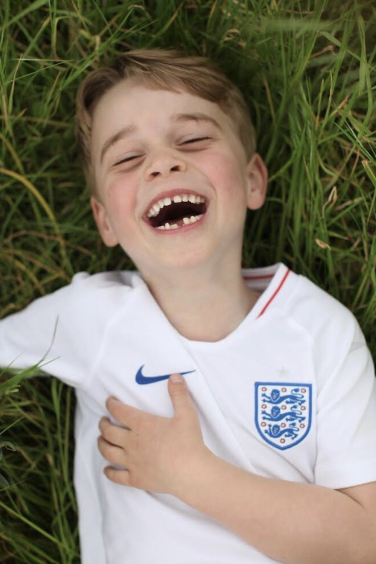 喬治在2019年曾穿著英格蘭足球國家代表隊隊服拍照。圖／摘自IG