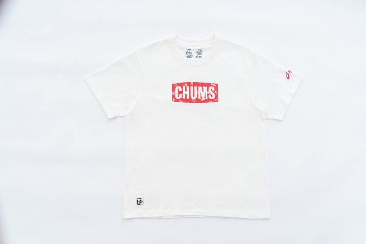 ASICS與CHUMS聯名系列T恤1,190元。圖／ASICS提供