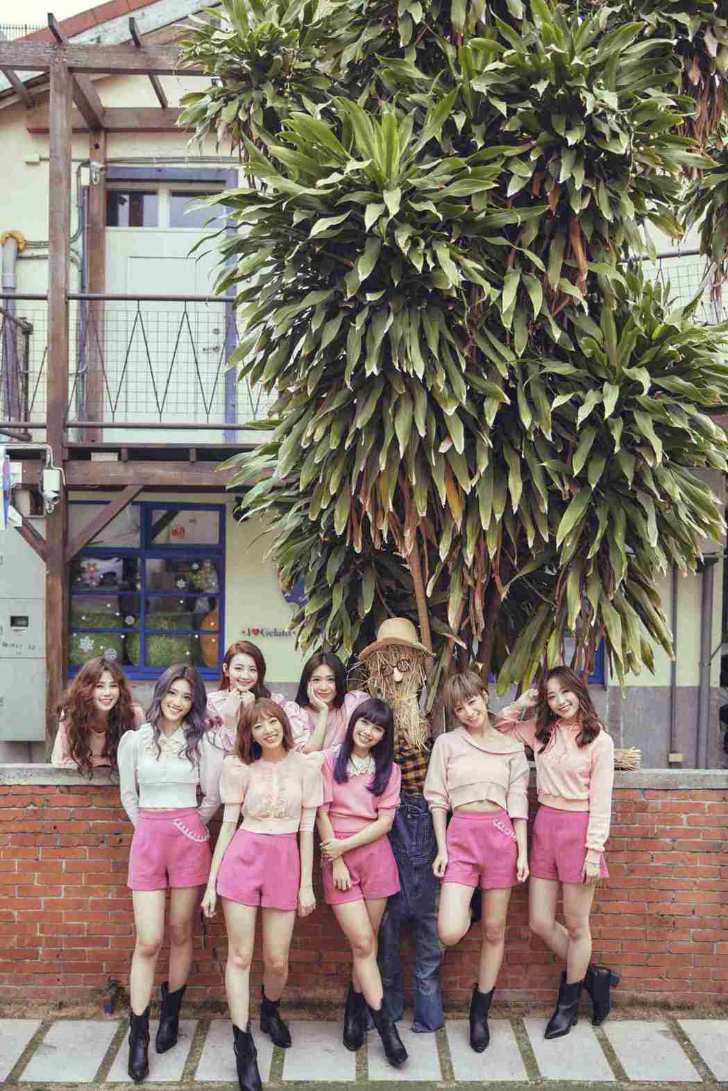 女團「PINK FUN」成員容容(左起)、朵莉、珮含、巧瑜、Nicole、心平、