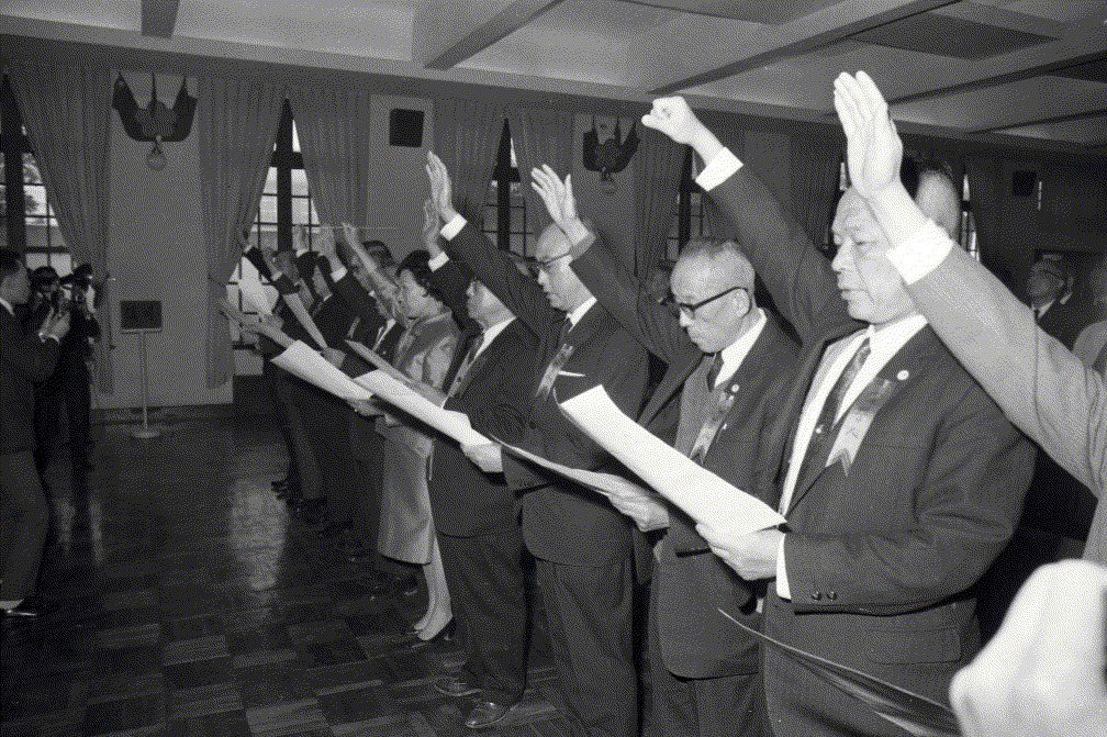 1970年新當選的11位立法委員於立法院交誼廳宣誓就職，並由大法官李學燈監誓。 圖／聯合報系資料照