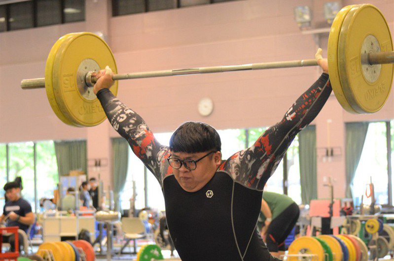 東京奧運台灣男子無限量級舉重國手謝昀庭1日受訪時透露，近來最大課題之一就是持續增重，因為要不斷地吃，讓他幾乎快「厭食」。 圖／國訓中心提供