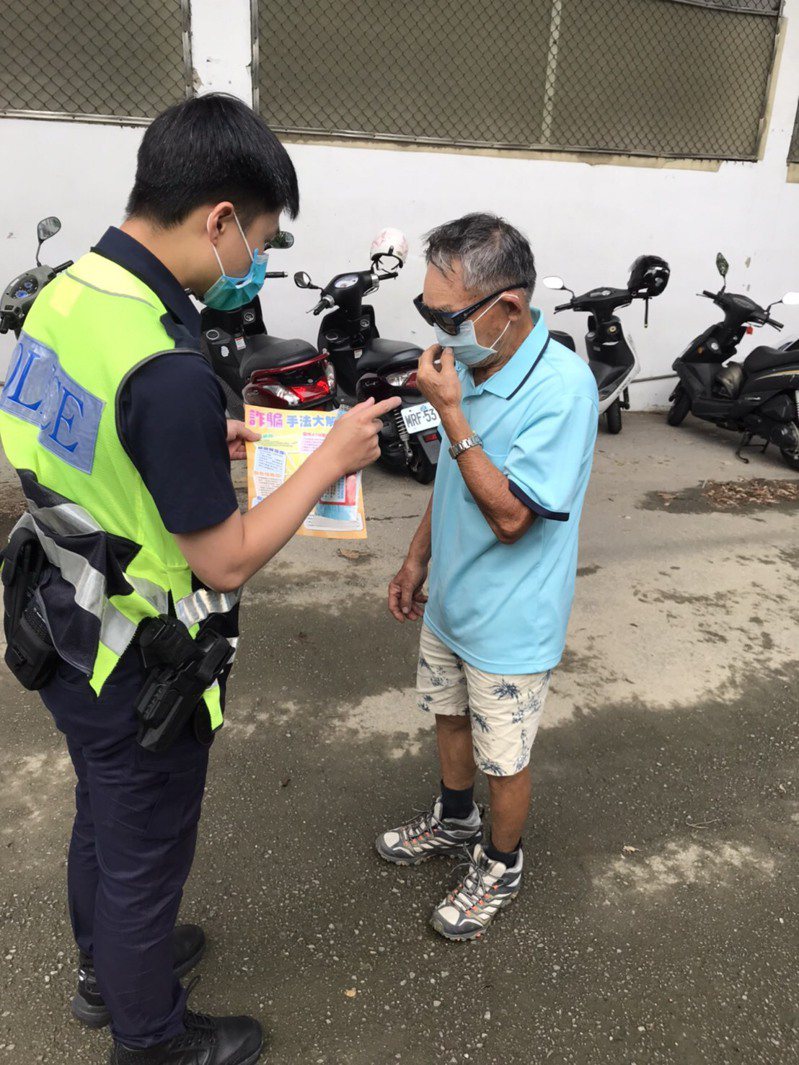 警方在疫苗快打站進行預防犯罪宣導，並發送客製化「台灣警察熊讚造型口罩」，溫馨提醒長輩外出記得配戴口罩。圖／台中市警察局豐原分局提供