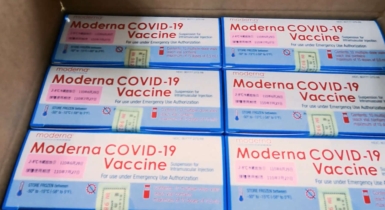 台北慈濟醫院藥學部主任吳大圩指出，莫德納疫苗是保存在負20度冷凍冰箱，醫院的冰箱設有監控隨時掌握溫度。圖／台北慈濟醫院提供