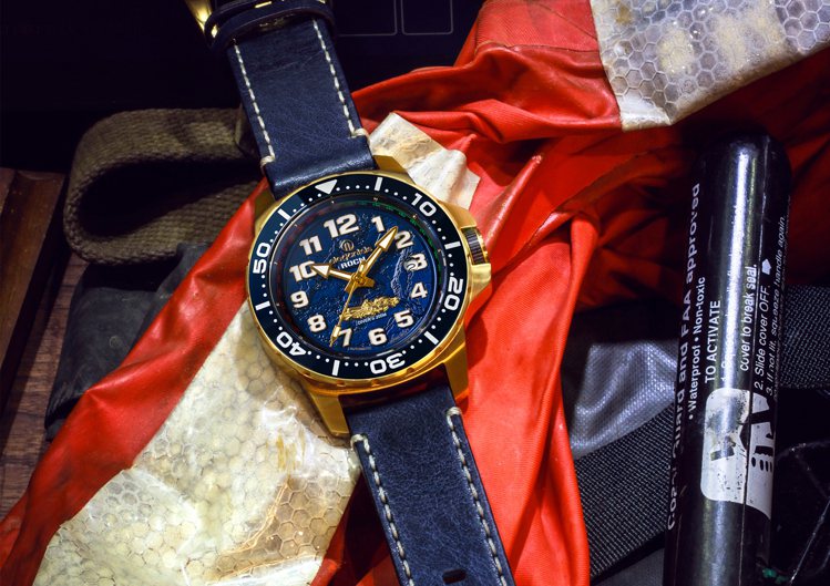 海軍艦隊2.0-九二海戰紀念表使用PVD金色表殼、自動上鍊機芯，表款並具備200米防水性能。圖 / 愛樂時elegantsis提供。