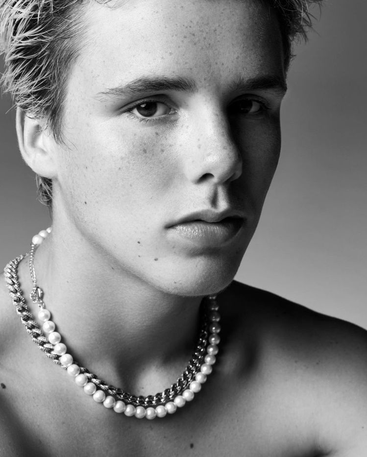 貝克漢小兒子克魯茲和知名攝影師Justin Campbell合作，展現16歲男孩...
